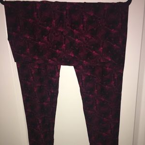 Geometric red and black LuLaRoe leggings TC